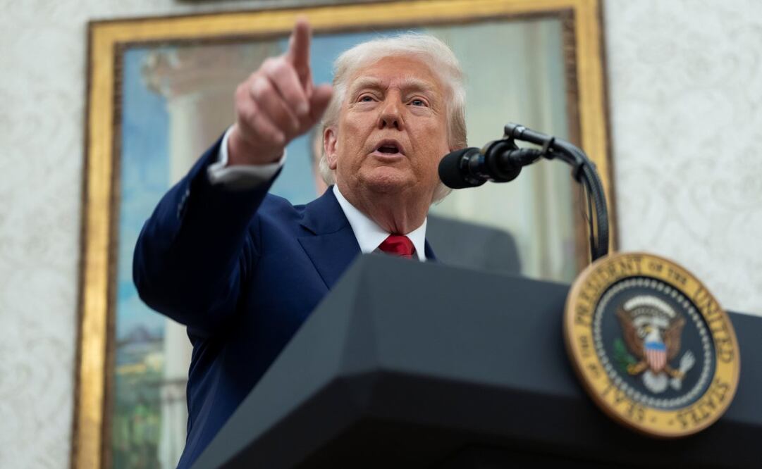 El presidente de Estados Unidos, Donald Trump, habla en la ceremonia de juramentación de Jeanine Pirro como fiscal interina de Estados Unidos para el Distrito de Columbia, en la Oficina Oval de la Casa Blanca en Washington, D.C., EU, el 28 de mayo de 2025. Foto: EFE