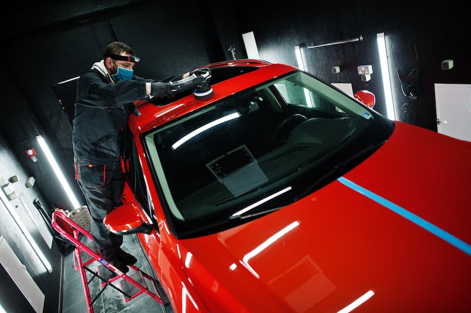 El estado de la pintura de un auto puede resultar dañada por los rayos UV. Foto: Freepik