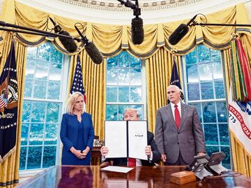 Trump firma orden que prohíbe dividir familias