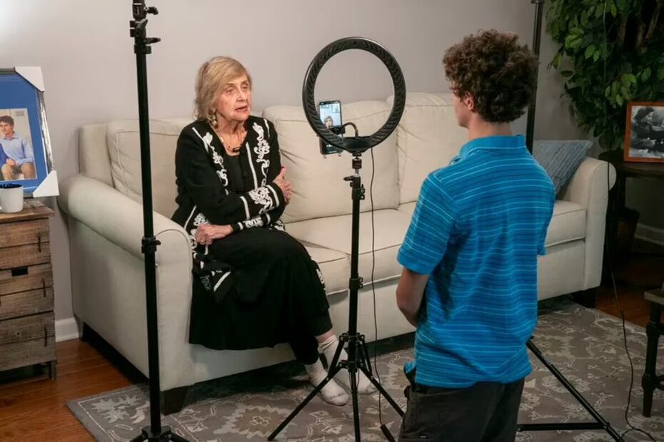 La sobreviviente del Holocausto Tova Friedman, de 85 años, se prepara para grabar un video de TikTok con su nieto, Aron Goodman, de 17 años, en Morristown, Nueva Jersey, el 13 de marzo de 2023. Goodman graba videos de TikTok de su abuela describiendo sus experiencias como un niño de seis años en el campo de concentración de Auschwitz que tiene millones de visitas en la plataforma de redes sociales
Ted Shaffrey - AP