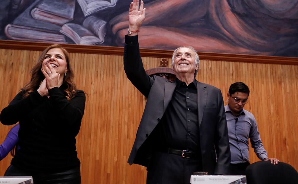 El cantautor Joan Manuel Serrat recibe el Doctor Honoris Causa por la Universidad de Guadalajara, en el Paraninfo Enrique Díaz de León, durante la Feria Internacional del Libro de Guadalajara 2025. Foto: Hugo Salvador/EL UNIVERSAL.