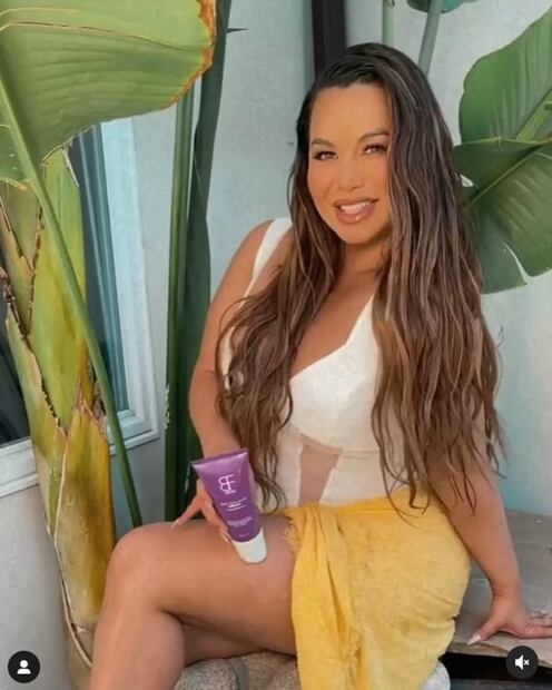 Chiquis Rivera incendia Instagram con traje de baño blanco