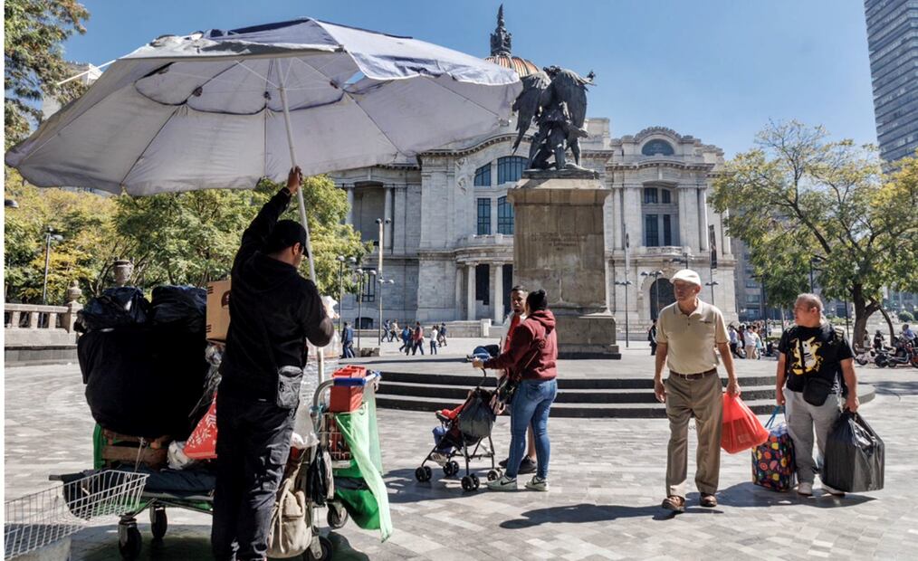 Alrededor de 80 vendedores ambulantes que estuvieron fuera de la Alameda Central durante 15 días regresaron al parque público. Rafael García/EL UNIVERSAL