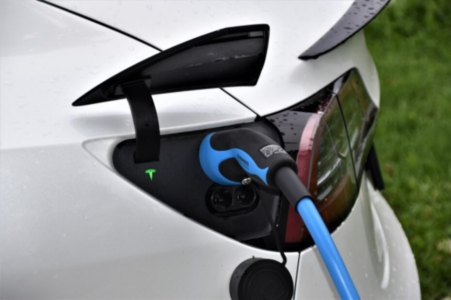 Dueño de un Tesla se queda atorado 15 horas cargando el auto