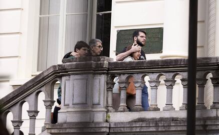 Familias de víctimas de avión que se estrelló se congregan en Sao Paulo mientras avanza la identificación de restos