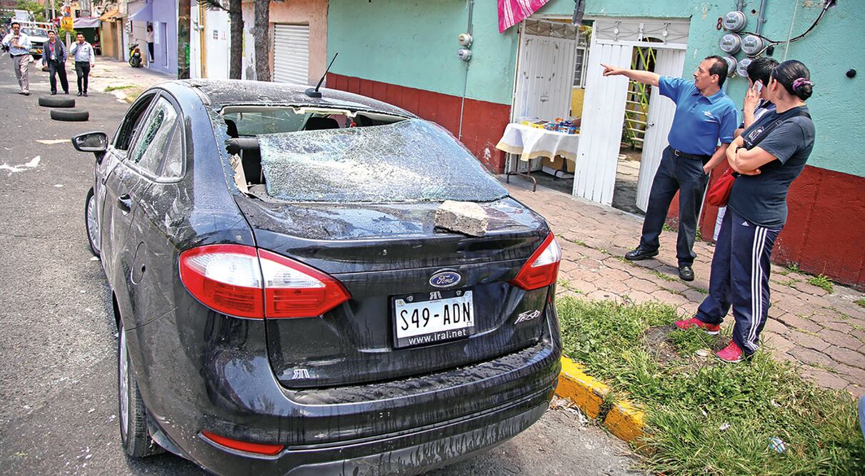 Taxistas que bloqueaban Circuito Interior agredieron vehículos de Uber en la colonia Peñón de los Baños y demandaron el retiro de esta unidades y de base denominados que denominaron piratas (SAÚL LÓPEZ. CUARTOSCURO)