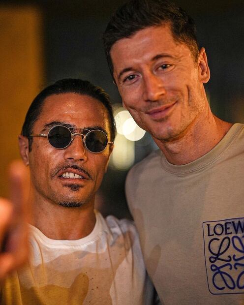 El famoso cocinero, Salt Bae, con Robert Lewandowski - Foto: @nusr_et en Instagram