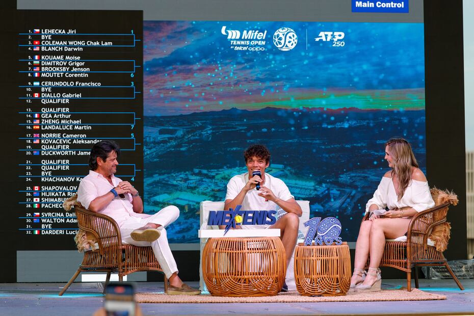 Ceremonia del draw en el Abierto de los Cabos, con la presencia del director José Antonio Fernández y el tenista estadounidense Darwin Blanch - Foto: Mextenis