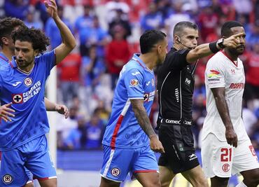 Cruz Azul suma otra derrota y cae contra el Toluca; el arbitraje una fiesta