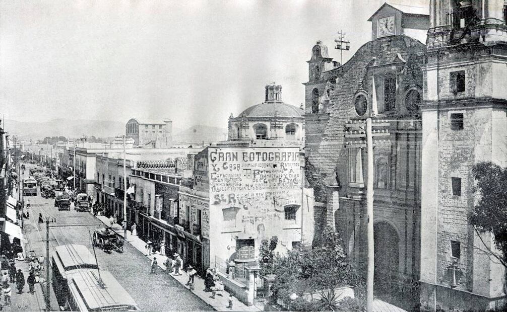 República de Brasil, antes llamada Santa Catarina en este tramo, inicios siglo XX. Del lado derecho se encuentra el templo de Santa Catarina. Colección Villasana.