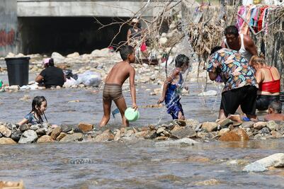 Familias racionan en Acapulco; se bañan en el río