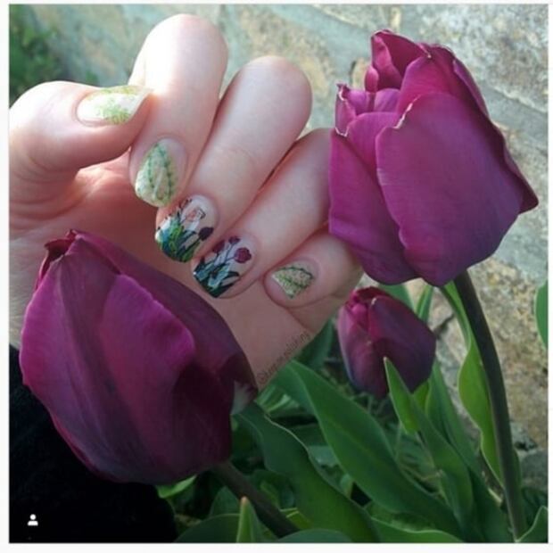 Reinventa tu manicura con las flores más hermosas del verano