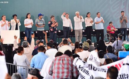 Gobernador de Durango encara a manifestantes en evento de AMLO