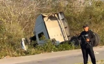 Tráiler choca con camioneta de carga y deja dos muertos en carretera Mérida–Chetumal; chofer se da a la fuga