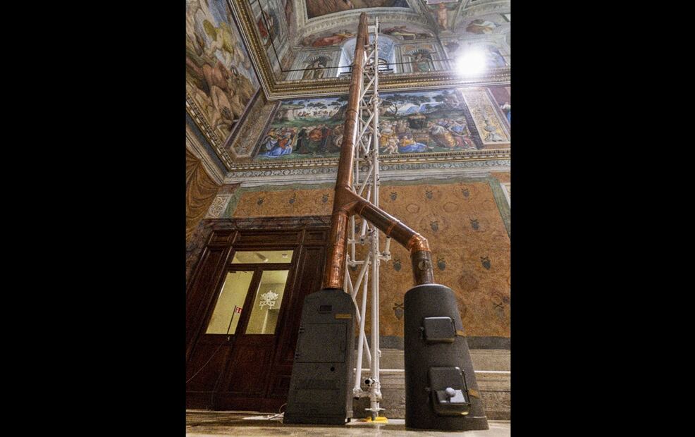 Trabajadores del Vaticano instalaron en la Capilla Sixtina la sencilla estufa donde se quemarán las papeletas durante la elección del nuevo Papa, el viernes 2 de mayo de 2025. Foto: AP
