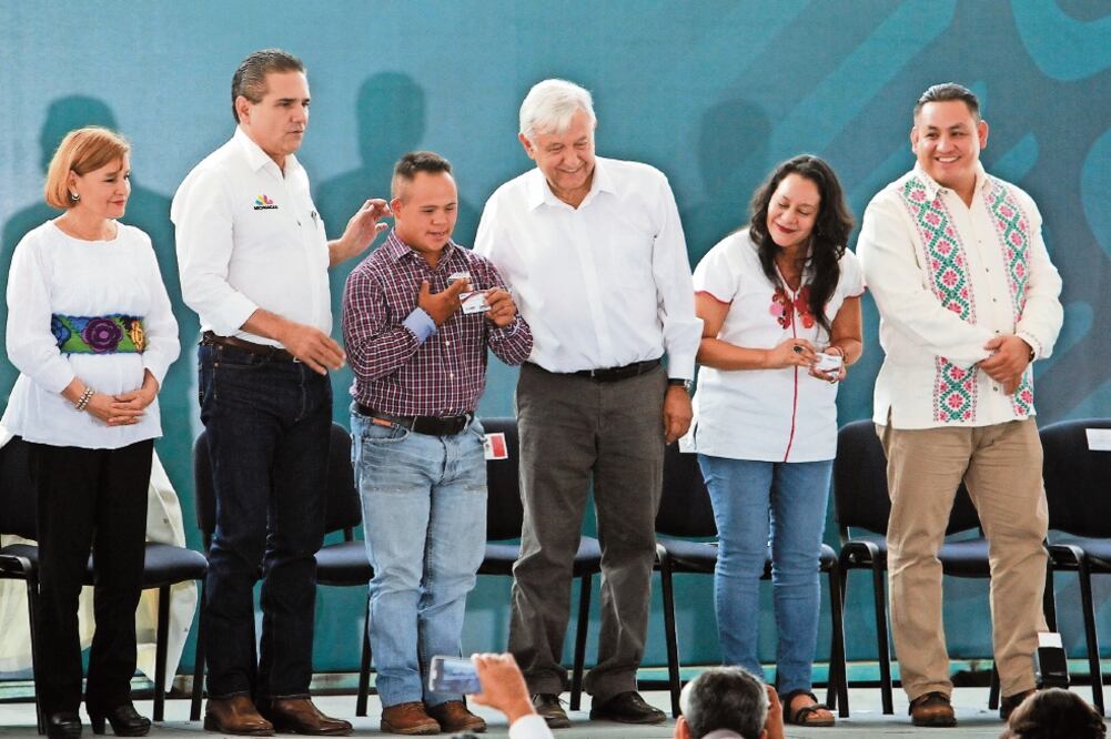 El presidente Andrés Manuel López Obrador, en compañía del gobernador de Michoacán, Silvano Aureoles (segundo de izq. a der.), entregó apoyos del programa de Bienestar a habitantes de la entidad. Foto: FRANCISCO ESTRADA. NOTIMEX 