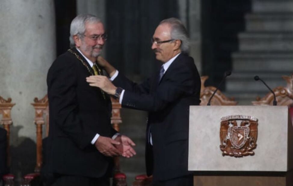 Graue rinde protesta como rector de la UNAM entre abrazos y felicitaciones