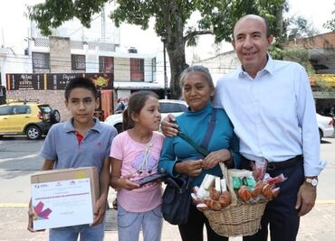 Becan a menor que estudia mientras vende dulces en Morelia