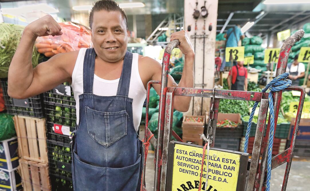 Los carretilleros trabajan de manera ardua desde temprano. Mientras se mueven, no pueden detenerse, pues cargan en sus diablos hasta más de una tonelada. (Fotos: ARIEL OJEDA)
