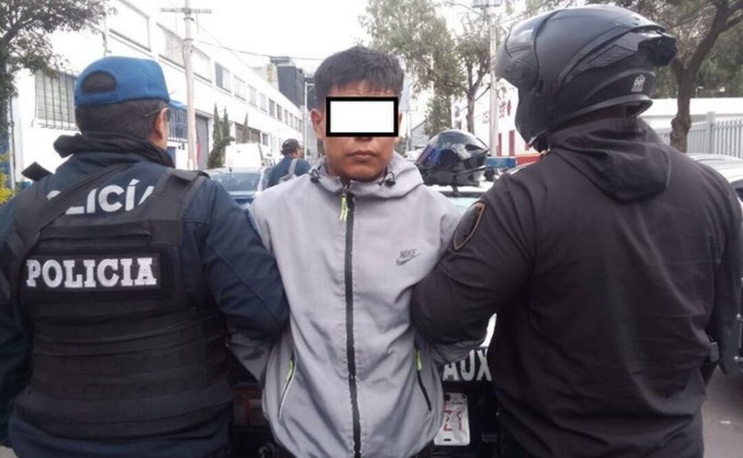 Detienen a uno de los agresores de riña en el Zócalo.
Foto: Especial.