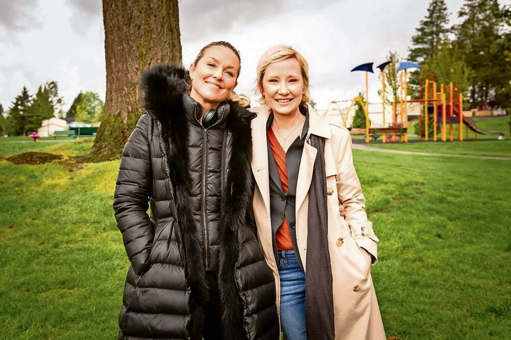 Elisabeth Röhm (izq) dice que de Heche (der) se lleva su pasión y humanidad, pues siempre se preocupaba por todos en el set. La película estrena hoy en Lifetime. Foto: Lifetime