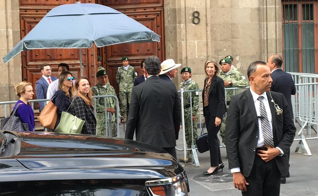 Asesora de seguridad de la Casa Blanca, Elizabeth Sherwood, llega a Palacio Nacional acompañada de Ken Salazar, el embajador de Estados Unidos en México. Foto: Alberto Morales