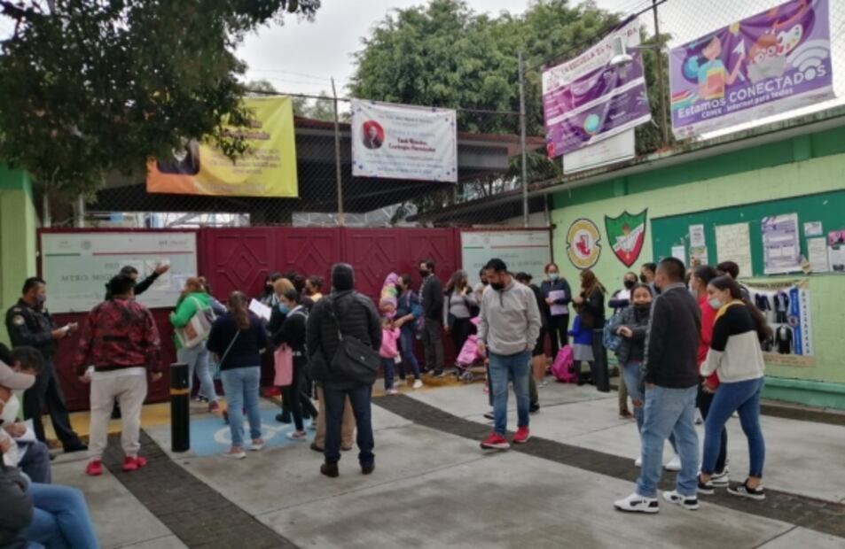 Somnolientos, a toda prisa y superando el tráfico, pequeños llegan a su primer día de clases en escuelas de CDMX 