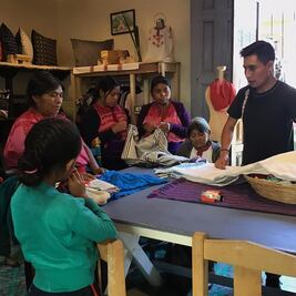 Lo escondían para que no se burlaran de él; ahora, este tzotzil va a la Fashion Week