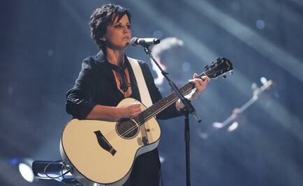 Multan a cantante de Cranberries por agredir a policía