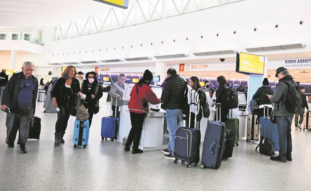 Pasajeros se registran para su vuelo en el aeropuerto JFK, en la ciudad de Nueva York. 