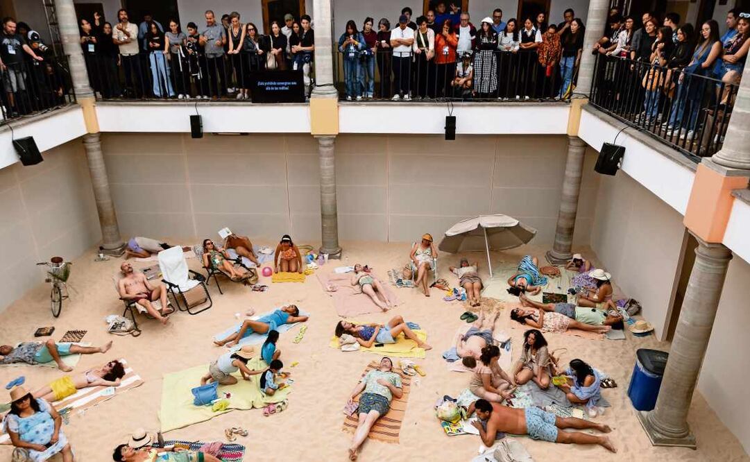 Para el performance-ópera se instaló una playa artificial en el Centro Histórico de Guanajuato. Foto: Hugo Salvador / EL UNIVERSAL
