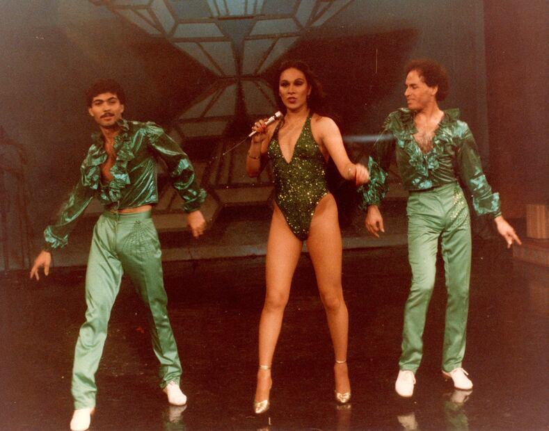 Terry Holiday (al centro) durante su show en el progama televisivo de Ricardo Rocha, en 1982, donde interpretó canciones de Daniela Romo. Foto: AMTM