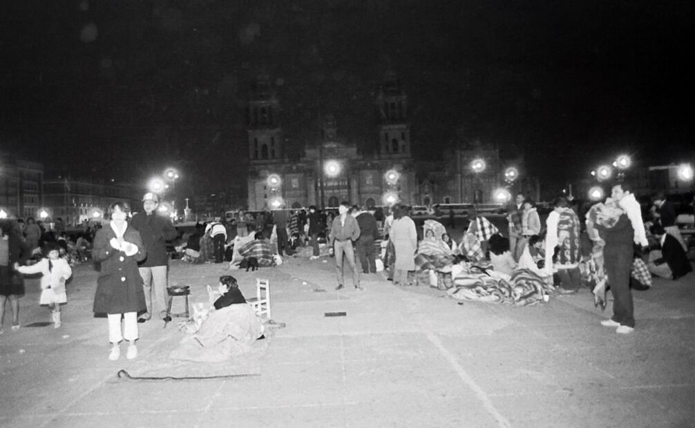 Muchos abandonaron sus hogares luego del segundo terremoto, eligiendo pernoctar en plena Plaza de la Constitución en 1985. Foto: Archivo EL UNIVERSAL.