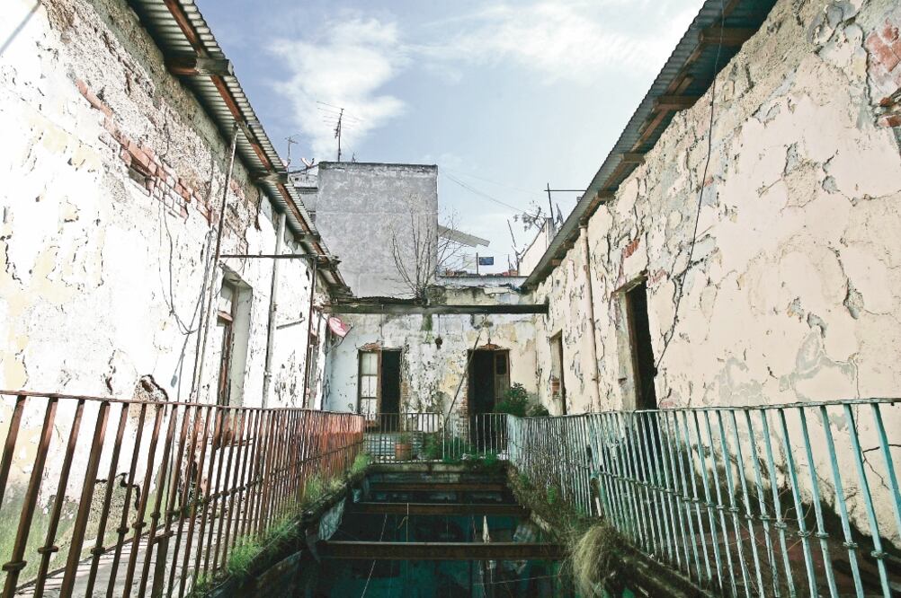 Los barandales apenas se sostienen, lo que representa un peligro para los habitantes de estos edificios que, en su mayoría, son de la tercera edad (ALEJANDRO ACOSTA)