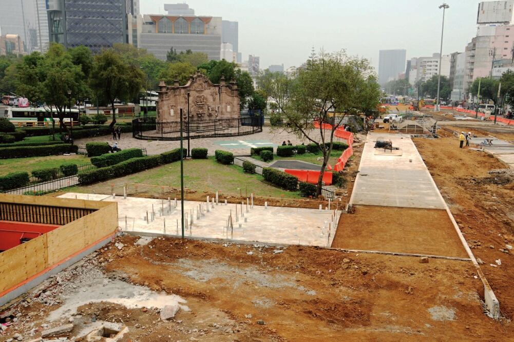 Anteriormente en el sitio había vendedores ambulantes que dificultaban el paso de los peatones al Metro Chapultepec y hacia el bosque (ARCHIVO EL UNIVERSAL)