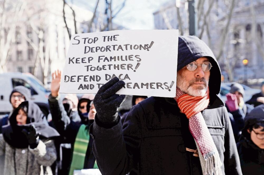 Personas participan en una manifestación en Nueva York contra las deportaciones de inmigrantes indocumentados (SHANNON STAPLETON. REUTERS)