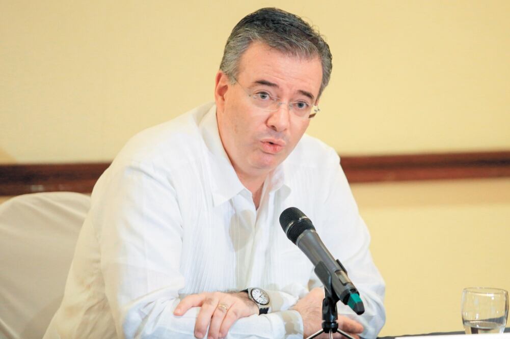 Alerta. El gobernador del Banxico, Alejandro Díaz de León, urgió a atender la situación de Pemex. (DAVID GUZMÁN. EFE)