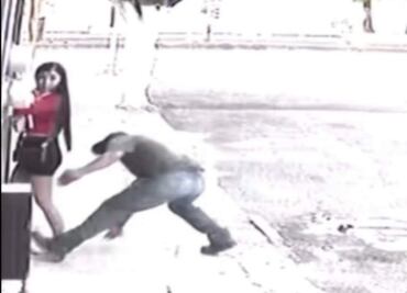 VIDEO Sujeto muerde un glúteo a joven en Celaya, Guanajuato; víctima acusa que denuncia ante la Fiscalía estatal no procedió