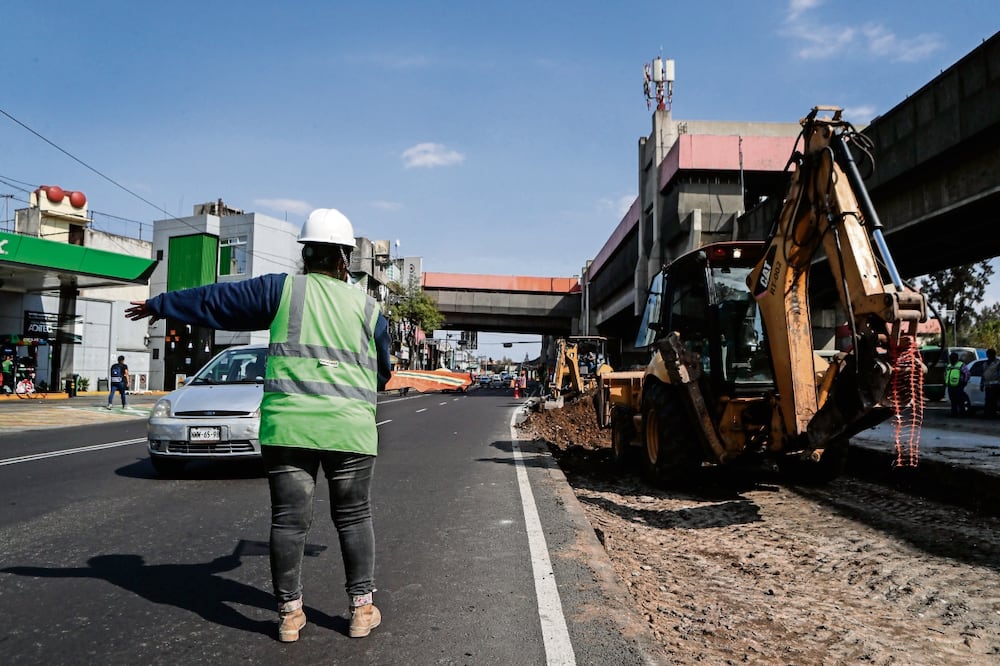 Hay maquinaria y personal laborando en las rampas para el Metrobús Puebla, constató EL UNIVERSAL. Foto: Gabriel Pano / EL UNIVERSAL