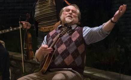 Muere el actor Julien Arnold mientras actuaba en una obra navideña 