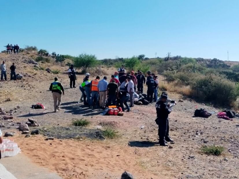 Mueren 6 migrantes centroamericanos tras volcadura de autobús en SLP