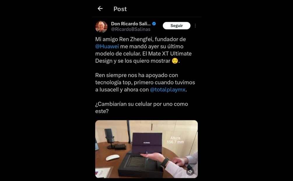 Salinas Pliego con un celular de tres pantallas. Imagen: captura de pantalla