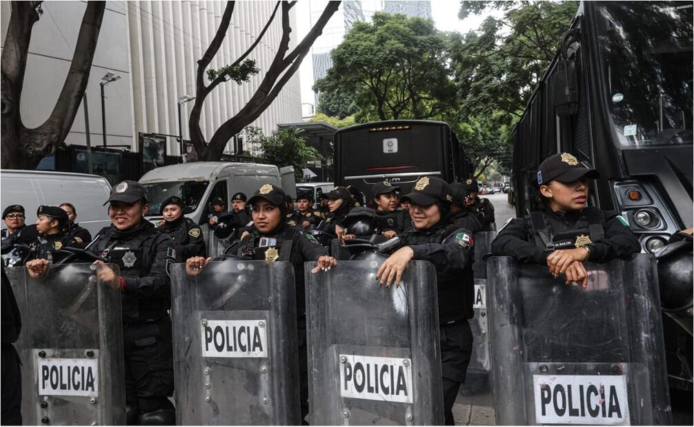 Colectivos a favor y en contra de la reforma judicial se manifiestan afuera del Senado de la República. Foto: Gabriel Pano/EL UNIVERSAL