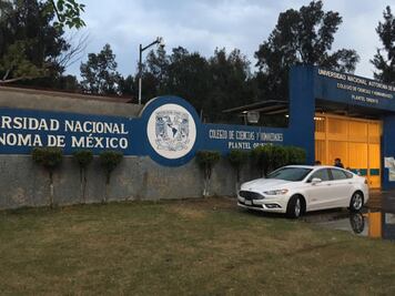 Policía de Investigación y peritos hacen diligencias por muerte en CCH Oriente