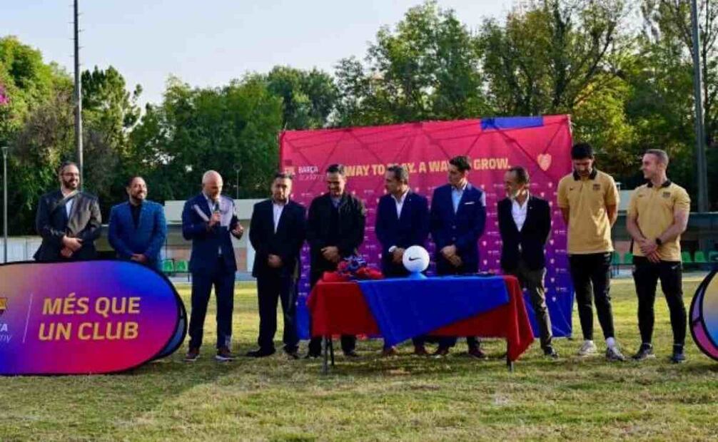 IMSS y Barcelona FC firman convenio para promover el futbol entre niños y jóvenes mexicanos. Foto: Especial