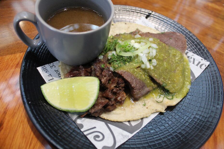 Taco de barbacoa sonorense del restaurante Chapulín. Foto: Sofía Danis/EL UNIVERSAL