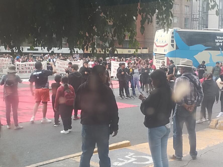 Al rededor de 600 estudiantes de la Federación de Estudiantes Campesinos y Socialistas de México (FECSM) realizan un bloqueo en avenida Universidad de la Ciudad de México. (Foto: especial)
