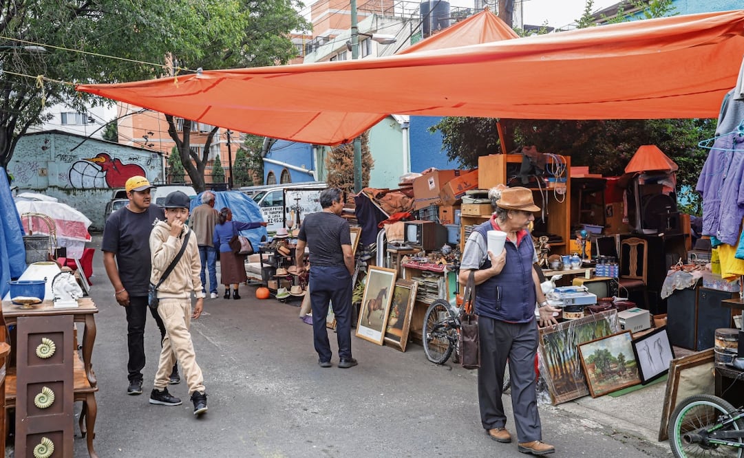 El tianguis está en la calle Rumania, donde hay “cháchara s” de todo tipo y artículos vintage. Foto: Gabriel Pano / EL UNIVERSAL