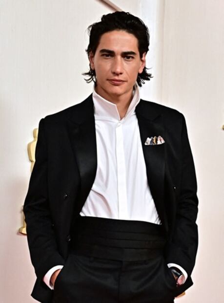 El actor Enzo Vogrincic rompió corazones al desfilar con un smoking negro a juego con una moderna camisa blanca. En la solapa del saco llevaba un broche que hacía referencia a la cinta "La sociedad de la nieve". Foto: AFP