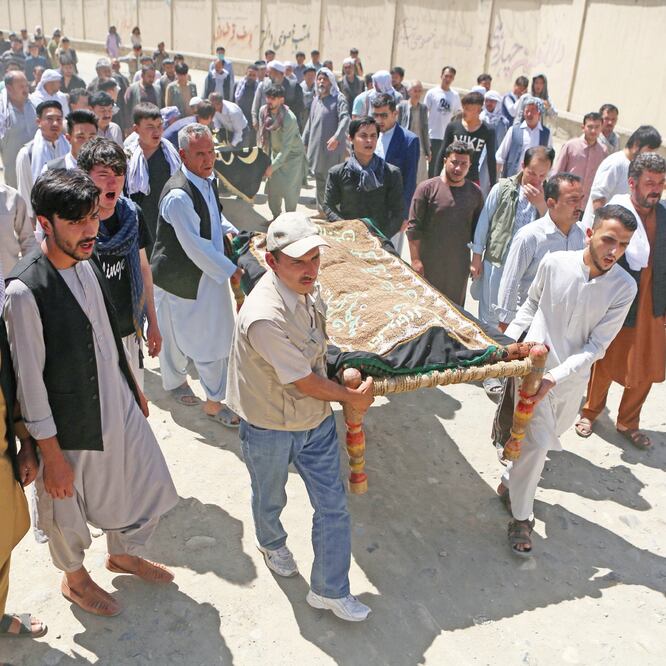 Afganos y familiares de las víctimas asistieron a un entierro un día después del ataque suicida en un salón de bodas en Kabul. JAWAD JALALI. EFE